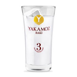Yakamoz Rakı 50 cl Flasche mit passenden Gläsern auf gedecktem Tisch im Restaurant Yakamoz Eschweiler – hochwertiger türkischer Anisschnaps, stilvoll serviert zu Mezze und mediterranen Spezialitäten in gemütlicher Atmosphäre